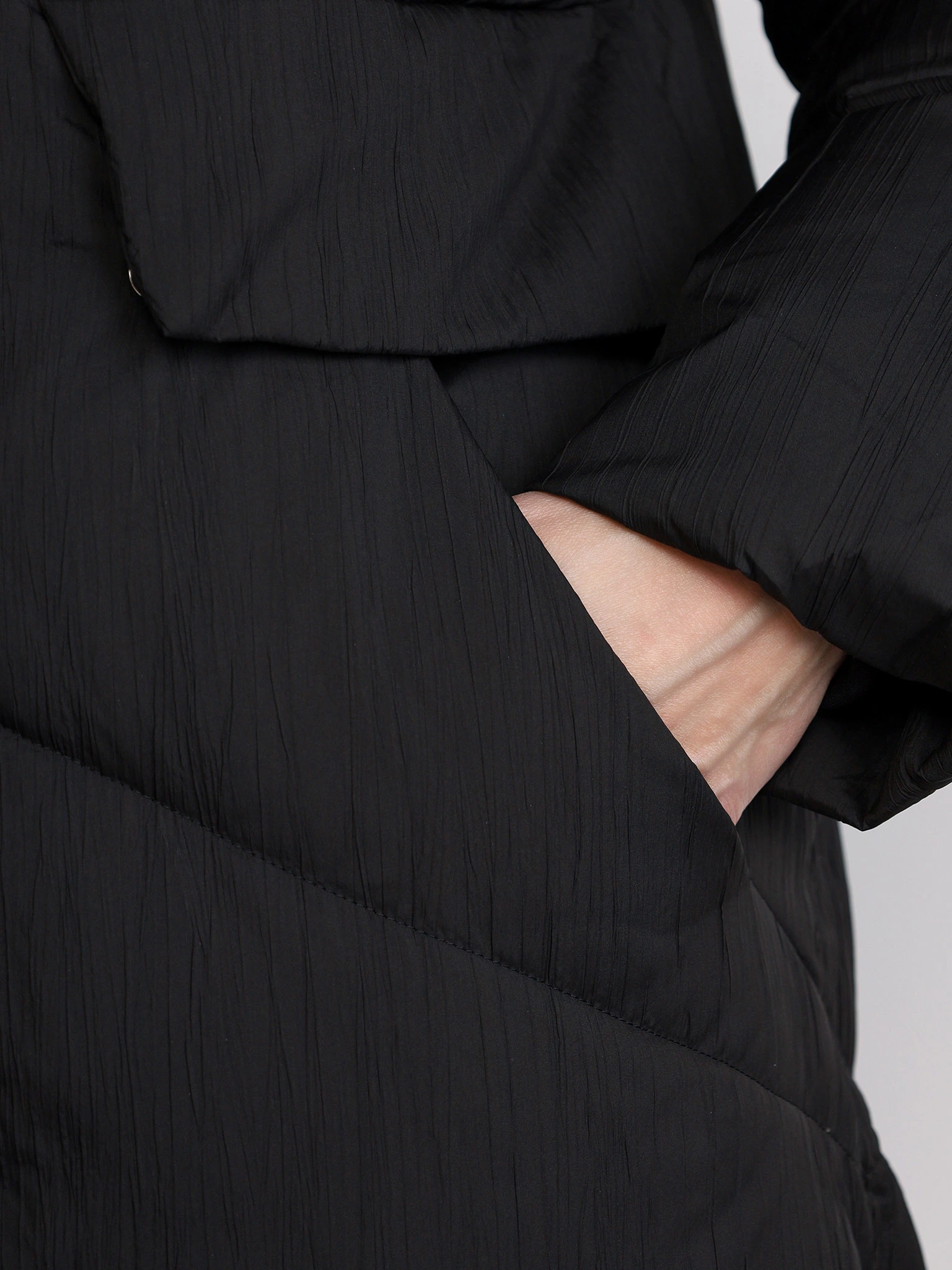 Пуховик черного цвета с капюшоном